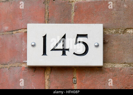 Numero civico 145 segno sulla parete Foto Stock