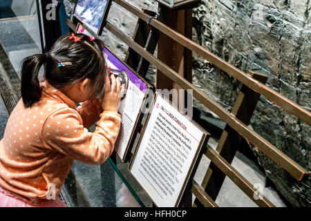 New York City,NY NYC Manhattan,Upper West Side,American Museum of Natural History,Gottesman Hall of Planet Earth,geologia,ragazze asiatiche,giovani,fe Foto Stock