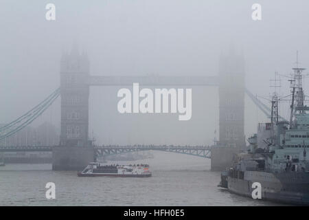 Londra, UK. Il 30 dicembre 2016. London Tower Bridge è avvolta nella fitta nebbia di congelamento Credito: amer ghazzal/Alamy Live News Foto Stock