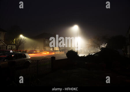 Il torneo di Wimbledon, Londra, Regno Unito. Il 30 dicembre 2016. La nebbia e la nebbia tutto il giorno nel SW di Londra con una fitta nebbia formando quando scende la notte. Nuovo LED luci di strada di ridurre il riflesso verso l'alto. © Malcolm Park editoriale/Alamy Live News. Foto Stock