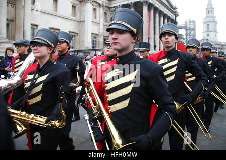 Trafalgar Square, Londra 30 dic 2016 - Etiwanda High School Marching Band dalla California andare attraverso una routine durante la sfilata di Capodanno preparazioni a Trafalgar Square a Londra. Il London sfilata di Capodanno, nel suo trentunesimo anno avrà luogo il 01 gennaio. Londra il primo giorno del nuovo anno Parade, un giro di anni di tradizione, saranno dotati di più di 8.000 artisti provenienti da numerose nazioni. Credito: Dinendra Haria/Alamy Live News Foto Stock