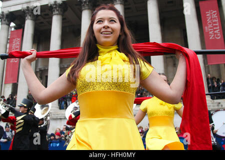 Trafalgar Square, Londra 30 dic 2016 - Etiwanda High School Marching Band dalla California andare attraverso una routine durante la sfilata di Capodanno preparazioni a Trafalgar Square a Londra. Il London sfilata di Capodanno, nel suo trentunesimo anno avrà luogo il 01 gennaio. Londra il primo giorno del nuovo anno Parade, un giro di anni di tradizione, saranno dotati di più di 8.000 artisti provenienti da numerose nazioni. Credito: Dinendra Haria/Alamy Live News Foto Stock