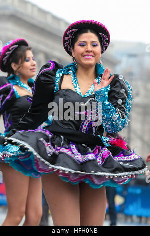 Trafalgar Square, Londra 30 dic 2016 - boliviano troupe di danza andare attraverso una routine durante la sfilata di Capodanno preparazioni a Trafalgar Square a Londra. Il London sfilata di Capodanno, nel suo trentunesimo anno avrà luogo il 01 gennaio. Londra il primo giorno del nuovo anno Parade, un giro di anni di tradizione, saranno dotati di più di 8.000 artisti provenienti da numerose nazioni. Credito: Dinendra Haria/Alamy Live News Foto Stock