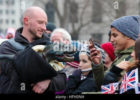 Trafalgar Square, Londra 30 dic 2016 - esecutori di passare attraverso una routine durante la sfilata di Capodanno preparazioni a Trafalgar Square a Londra. Il London sfilata di Capodanno, nel suo trentunesimo anno avrà luogo il 01 gennaio. Londra il primo giorno del nuovo anno Parade, un giro di anni di tradizione, saranno dotati di più di 8.000 artisti provenienti da numerose nazioni. Credito: Dinendra Haria/Alamy Live News Foto Stock