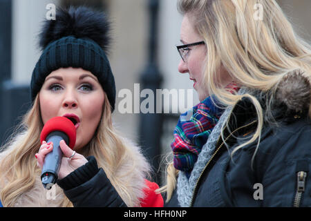 Trafalgar Square, Londra 30 dic 2016 - esecutori di passare attraverso una routine durante la sfilata di Capodanno preparazioni a Trafalgar Square a Londra. Il London sfilata di Capodanno, nel suo trentunesimo anno avrà luogo il 01 gennaio. Londra il primo giorno del nuovo anno Parade, un giro di anni di tradizione, saranno dotati di più di 8.000 artisti provenienti da numerose nazioni. Credito: Dinendra Haria/Alamy Live News Foto Stock