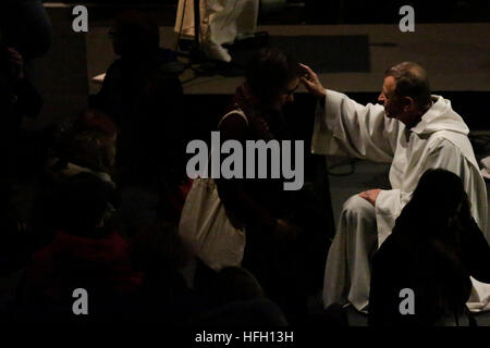 La Lettonia Riga. 30thDecember 2016. Frère Alois (a destra), il priore della comunità di Taizé, benedice un giovane pellegrino. Frère Alois, priore della comunità di Taizé, ha annunciato la città svizzera di Basilea Riga come città ospite per il 2017 pellegrinaggio di fiducia sulla terra a una conferenza stampa e la preghiera della sera. Egli era accompagnato da Lukas Kundert, il presidente del consiglio della Chiesa (equivalente di un Vescovo della Chiesa Evangelical-Reformed del Cantone di Basilea Città in Svizzera e Stefan Kemmler, il decano della diocesi Cattolica Romana di Basilea. Credito: Michael Debets/Alamy Live News Foto Stock