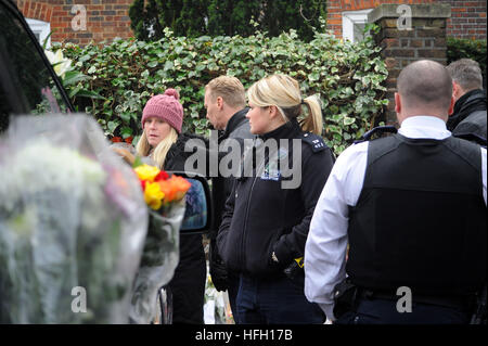 30/12/2016 Londra, Regno Unito. I fan di George Michael House Highgate visitano il santuario Foto Stock