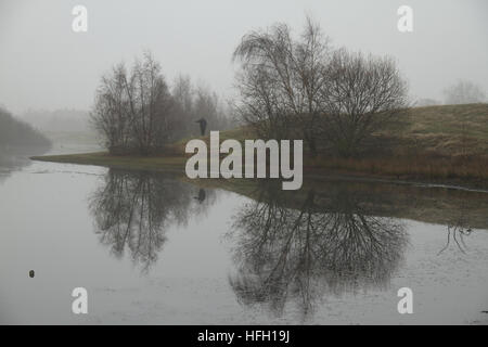 Londra, Regno Unito. 30 Dic, 2016. Riflessioni visto sul lago Alexandra in Wanstead Park su una nebbia 30 dicembre 2016 mattina. Temperature di congelamento hanno creato un freddo, nebbia e gelido inizio per molto di Inghilterra e Galles per un terzo giorno. Giallo avvisi di maltempo sono stati emessi dalla MET OFFICE. © David Mbiyu/Alamy Live News Foto Stock