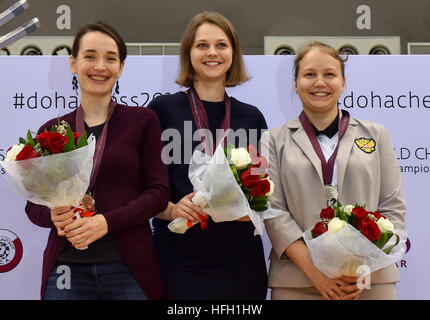 Doha in Qatar. 30 Dic, 2016. Medaglia di Bronzo Kateryna Lagno della Russia, medaglia d'oro Anna Muzychuk di Ucraina e medaglia di argento Valentina Gunina della Russia (da L a R) pongono sul podio alla premiazione per le donne del blitz campionati durante la FIDE World Chess Rapid & Blitz Championships 2016, a Doha, capitale del Qatar, il 30 dicembre, 2016. Anna Muzychuk ha vinto la FIDE Open World Championship Blitz rigature 13 in 17 cicli. © Nikku/Xinhua/Alamy Live News Foto Stock