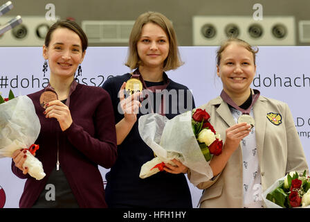 Doha in Qatar. 30 Dic, 2016. Medaglia di Bronzo Kateryna Lagno della Russia, medaglia d'oro Anna Muzychuk di Ucraina e medaglia di argento Valentina Gunina della Russia (da L a R) pongono sul podio alla premiazione per le donne del blitz campionati durante la FIDE World Chess Rapid & Blitz Championships 2016, a Doha, capitale del Qatar, il 30 dicembre, 2016. Anna Muzychuk ha vinto la FIDE Open World Championship Blitz rigature 13 in 17 cicli. © Nikku/Xinhua/Alamy Live News Foto Stock