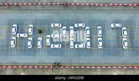 Shanghai, Cina. 28 dicembre, 2016. I veicoli sono impostati per formare il modello di '2017' per salutare il prossimo anno nuovo a Shanghai in Cina orientale, Dic 28, 2016. © Shen Chunchen/Xinhua/Alamy Live News Foto Stock