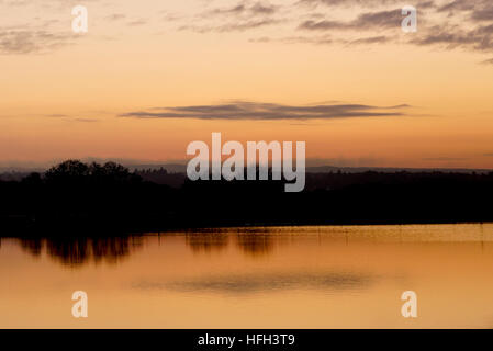 Fattoria Tuesley, Godalming, Regno Unito. 31 Dicembre 2016: Persistente alta pressione condizioni anticyclonic ha portato una bella fine e la Vigilia di Capodanno. Tuesley agriturismo a Godalming, Surrey, al tramonto. Foto Stock