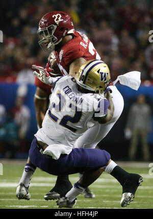 Atlanta, Georgia, Stati Uniti d'America. 31 Dic, 2016. MONICA HERNDON | Orari.Alabama Crimson Tide linebacker Ryan Anderson (22) intercetta un Washington Huskies quarterback Jake Browning (3) pass e corre per il touchdown durante il secondo trimestre del Chick fil una ciotola di pesche presso il Georgia Dome in downtown Atlanta sabato 31 dicembre 2016. © Monica Herndon/Tampa Bay volte/ZUMA filo/Alamy Live News Foto Stock