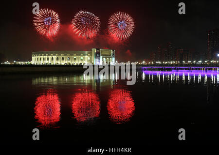 Sharjah Emirati Arabi Uniti. Il 1 gennaio 2017. Fuochi d'artificio per celebrare il nuovo anno 2017 illuminato il cielo dietro al Majaz anfiteatro di Corniche Street, Sharjah. L'emirato di Shrajah accoglie con favore il nuovo anno 2017 con fuochi d'artificio in sedi principali come Al Majaz waterfront, Al Qasba etc con centinaia di presenze. Jogesh S/Alamy Live News Foto Stock