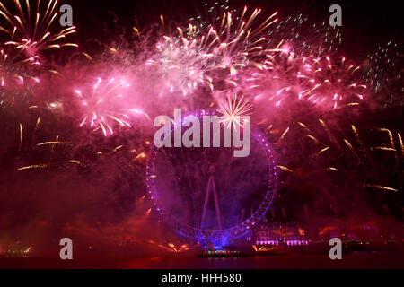 Victoria Embankment, Londra, UK, 31 dicembre 2016, a Londra è di nuovo anni fuochi d'artificio, fuochi d'artificio per inaugurare il nuovo anno 2017, © Richard Soans/Alamy Live News Foto Stock