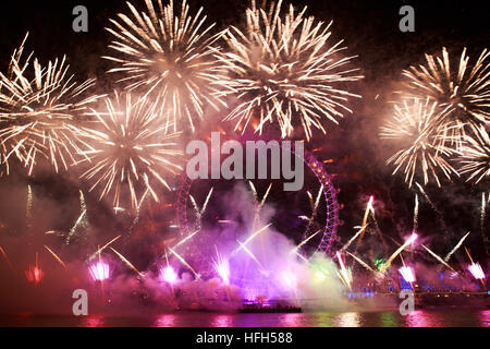 Victoria Embankment, Londra, UK, 31 dicembre 2016, a Londra è di nuovo anni fuochi d'artificio, fuochi d'artificio per inaugurare il nuovo anno 2017, © Richard Soans/Alamy Live News Foto Stock