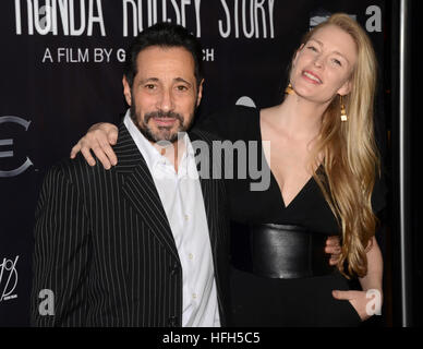 Pietro Antico e Cynthia Kirchner assiste lo screening di Attraverso mio padre agli occhi: La Ronda Rousey storia in TCL Chinese Theatre 6 su dicembre 30, 2016 in Hollywood, la California. Foto Stock