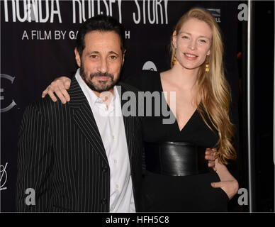 Pietro Antico e Cynthia Kirchner assiste lo screening di Attraverso mio padre agli occhi: La Ronda Rousey storia in TCL Chinese Theatre 6 su dicembre 30, 2016 in Hollywood, la California. Foto Stock