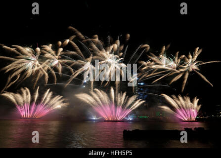 Londra, Regno Unito. 1a gen, 2017. Fuochi d'artificio sono visti sopra l'Occhio di Londra nel corso delle celebrazioni per il nuovo anno a Londra, in Gran Bretagna il 1 gennaio 2017. © Han Yan/Xinhua/Alamy Live News Foto Stock