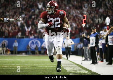 Atlanta, Florida, Stati Uniti d'America. 31 Dic, 2016. MONICA HERNDON | Orari.Alabama Crimson Tide linebacker Ryan Anderson (22) intercetta un Washington Huskies quarterback Jake Browning (3) pass e corre per il touchdown durante il secondo trimestre del Chick fil una ciotola di pesche presso il Georgia Dome in downtown Atlanta sabato 31 dicembre 2016. © Monica Herndon/Tampa Bay volte/ZUMA filo/Alamy Live News Foto Stock