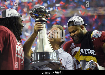 Atlanta, Florida, Stati Uniti d'America. 31 Dic, 2016. CHRIS URSO | Orari.Alabama Crimson Tide allenatore Nick Saban trattiene il Peach Bowl trophy come egli è fiancheggiata da Alabama Crimson Tide linebacker Ryan Anderson (22), a destra e in Alabama Crimson Tide running back Bo Scarbrough (9), che sono stati denominati difensiva offensiva e la maggior parte dei giocatori di prezioso Sabato, Dicembre 31, 2016 in Atlanta. L'Alabama Crimson Tide ha sconfitto il Washington Huskies 24-7. © Chris Urso/Tampa Bay volte/ZUMA filo/Alamy Live News Foto Stock