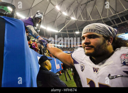 Atlanta, Florida, Stati Uniti d'America. 31 Dic, 2016. CHRIS URSO | Orari.Evan Croce, di Houston, Texas, scuote le mani con Washington Huskies defensive lineman Elia Qualls (11) dopo il Washington Huskies perso 24-7 all'Alabama Crimson Tide Sabato, Dicembre 31, 2016 in Atlanta. © Chris Urso/Tampa Bay volte/ZUMA filo/Alamy Live News Foto Stock