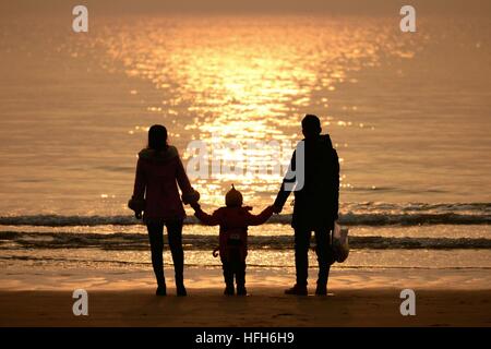 Qingdao, Cina Shandong. 1a gen, 2017. Una famiglia di visualizzare la scena di sunrise presso la spiaggia di Qingdao, Cina orientale della provincia di Shandong, 1 gennaio, 2017. © Yu Fangping/Xinhua/Alamy Live News Foto Stock