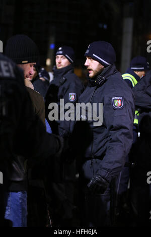 Colonia. 31 Dic, 2016. Poliziotti di guardia di fronte alla cattedrale di Colonia a Colonia, Germania, il 31 dicembre 2016 durante la vigilia di Capodanno. © Luo Huanhuan/Xinhua/Alamy Live News Foto Stock