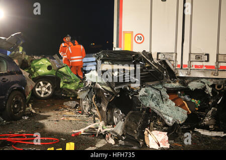 Bad Groenenbach, Germania. 01 gen 2017. Auto rottamate e un camion visto sull'autostrada A7 a seguito di un incidente nella nebbia vicino a Bad Groenenbach, Germania, 01 gennaio 2017. Numerose le vetture si è schiantato sulla A7 nella fitta nebbia. Sei persone sono state uccise in crash la vigilia di Capodanno. La Svevia sud/ovest la polizia ha riferito che 13 persone sono rimaste ferite. Foto: Pöpel/new-fatti.eu/dpa/Alamy Live News Foto Stock