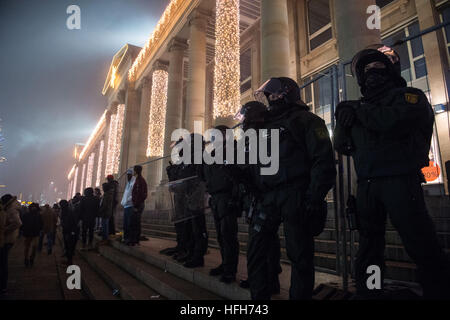 Stuttgart, Germania. 01 gen 2017. Supporto di polizia sulla Schlossplatz square a Stoccarda, Germania, 01 gennaio 2017. Centinaia di persone si sono radunate sulla Schlossplatz square a Stoccarda per festeggiare insieme. Foto: Lino Mirgeler/dpa/Alamy Live News Foto Stock