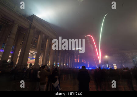 Stuttgart, Germania. 01 gen 2017. Un uomo può contenere fino a bruciare la candela Romana sulla Schlossplatz square a Stoccarda, Germania, 01 gennaio 2017. Centinaia di persone si sono radunate sulla Schlossplatz square a Stoccarda per festeggiare insieme. Foto: Lino Mirgeler/dpa/Alamy Live News Foto Stock