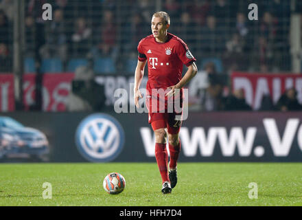 FILE - un file immagine datata 10 febbraio 2016 raffigura Monaco di Baviera Holger Badstuber in azione nel corso di un trimestre finale DFB Cup match tra VfL Bochum e FC Bayern Monaco il rewirpower stadium di Bochum, Germania. Foto: Jonas Güttler/dpa Foto Stock