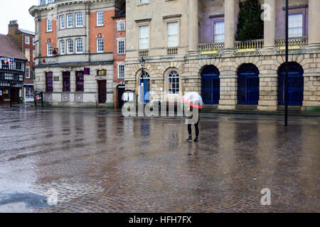 A Newark-on-Trent, Nottinghamshire, Regno Unito. 01 gen 2017. La gente svegliarsi con il giorno di nuovi anni di forti venti e piogge nel Nottinghamshire. © Ian Francesco/Alamy Live News Foto Stock