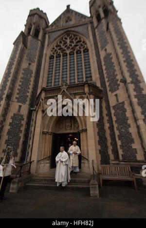 Wimbledon Londra,UK. Il 1 gennaio 2017. I parrocchiani della parrocchia cattolica festeggiare il giorno di nuovi anni messa alla chiesa del Sacro Cuore di Gesù a Wimbledon. Il giorno di Capodanno è un giorno di ospitalità e commemora la prima effusione del sangue di Gesù Cristo Credito: amer ghazzal/Alamy Live News Foto Stock