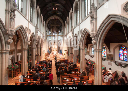 Wimbledon Londra,UK. Il 1 gennaio 2017. I parrocchiani della parrocchia cattolica festeggiare il giorno di nuovi anni messa alla chiesa del Sacro Cuore di Gesù a Wimbledon. Il giorno di Capodanno è un giorno di ospitalità e commemora la prima effusione del sangue di Gesù Cristo Credito: amer ghazzal/Alamy Live News Foto Stock