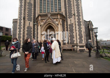 Wimbledon Londra,UK. Il 1 gennaio 2017. I parrocchiani della parrocchia cattolica festeggiare il giorno di nuovi anni messa alla chiesa del Sacro Cuore di Gesù a Wimbledon. Il giorno di Capodanno è un giorno di ospitalità e commemora la prima effusione del sangue di Gesù Cristo Credito: amer ghazzal/Alamy Live News Foto Stock