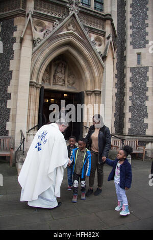 Wimbledon Londra,UK. Il 1 gennaio 2017. I parrocchiani della parrocchia cattolica festeggiare il giorno di nuovi anni messa alla chiesa del Sacro Cuore di Gesù a Wimbledon. Il giorno di Capodanno è un giorno di ospitalità e commemora la prima effusione del sangue di Gesù Cristo Credito: amer ghazzal/Alamy Live News Foto Stock