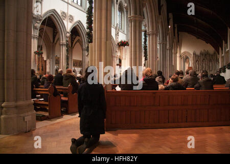 Wimbledon Londra,UK. Il 1 gennaio 2017. I parrocchiani della parrocchia cattolica festeggiare il giorno di nuovi anni messa alla chiesa del Sacro Cuore di Gesù a Wimbledon. Il giorno di Capodanno è un giorno di ospitalità e commemora la prima effusione del sangue di Gesù Cristo Credito: amer ghazzal/Alamy Live News Foto Stock