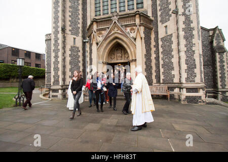 Wimbledon Londra,UK. Il 1 gennaio 2017. I parrocchiani della parrocchia cattolica festeggiare il giorno di nuovi anni messa alla chiesa del Sacro Cuore di Gesù a Wimbledon. Il giorno di Capodanno è un giorno di ospitalità e commemora la prima effusione del sangue di Gesù Cristo Credito: amer ghazzal/Alamy Live News Foto Stock