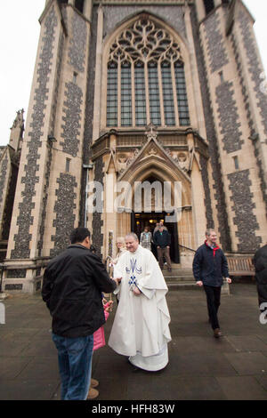 Wimbledon Londra,UK. Il 1 gennaio 2017. I parrocchiani della parrocchia cattolica festeggiare il giorno di nuovi anni messa alla chiesa del Sacro Cuore di Gesù a Wimbledon. Il giorno di Capodanno è un giorno di ospitalità e commemora la prima effusione del sangue di Gesù Cristo Credito: amer ghazzal/Alamy Live News Foto Stock