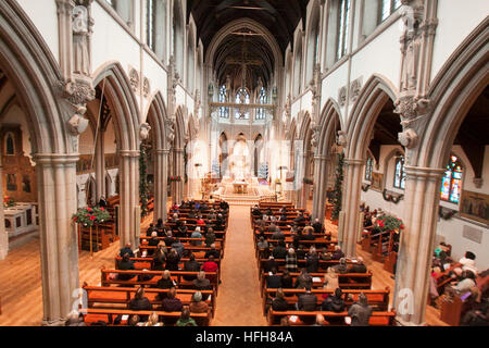 Wimbledon Londra,UK. Il 1 gennaio 2017. I parrocchiani della parrocchia cattolica festeggiare il giorno di nuovi anni messa alla chiesa del Sacro Cuore di Gesù a Wimbledon. Il giorno di Capodanno è un giorno di ospitalità e commemora la prima effusione del sangue di Gesù Cristo Credito: amer ghazzal/Alamy Live News Foto Stock