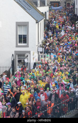 South Queensferry. La Scozia, UK, 1 gennaio 2017. I partecipanti di questo anno di Loony Dook fanno la loro strada per l'acqua attraverso il villaggio. Questo evento si svolge annualmente. Joanne McDonald/Alamy Live News Foto Stock