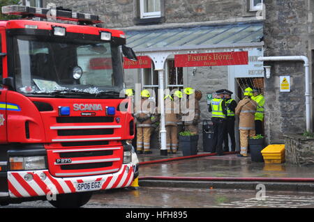 Dunkeld, Perthshire, Scotland, Regno Unito. Il 1 gennaio 2017. Fire equipaggi pulire e ispezionare i danni provocati da un incendio di pescatori Hotel che è iniziato nella prima mattina di News anni giorno. Cameron Cormack Credito: Cameron Cormack/Alamy Live News Foto Stock