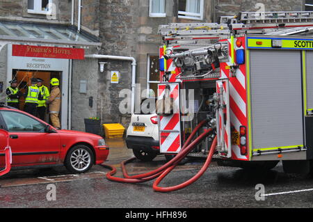 Dunkeld, Perthshire, Scotland, Regno Unito. Il 1 gennaio 2017. Fire equipaggi pulire e ispezionare i danni provocati da un incendio di pescatori Hotel che è iniziato nella prima mattina di News anni giorno. Cameron Cormack Credito: Cameron Cormack/Alamy Live News Foto Stock