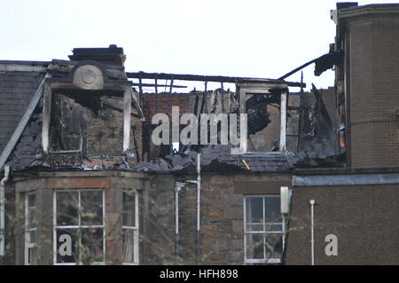 Dunkeld, Perthshire, Scotland, Regno Unito. Il 1 gennaio 2017. Fire equipaggi pulire e ispezionare i danni provocati da un incendio di pescatori Hotel che è iniziato nella prima mattina di News anni giorno. Cameron Cormack Credito: Cameron Cormack/Alamy Live News Foto Stock