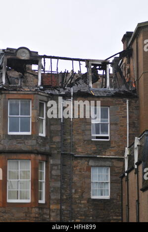 Dunkeld, Perthshire, Scotland, Regno Unito. Il 1 gennaio 2017. Fire equipaggi pulire e ispezionare i danni provocati da un incendio di pescatori Hotel che è iniziato nella prima mattina di News anni giorno. Cameron Cormack Credito: Cameron Cormack/Alamy Live News Foto Stock