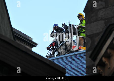 Dunkeld, Perthshire, Scotland, Regno Unito. Il 1 gennaio 2017. Fire equipaggi pulire e ispezionare i danni provocati da un incendio di pescatori Hotel che è iniziato nella prima mattina di News anni giorno. Cameron Cormack Credito: Cameron Cormack/Alamy Live News Foto Stock