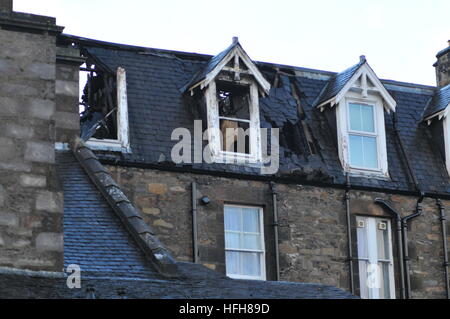 Dunkeld, Perthshire, Scotland, Regno Unito. Il 1 gennaio 2017. Fire equipaggi pulire e ispezionare i danni provocati da un incendio di pescatori Hotel che è iniziato nella prima mattina di News anni giorno. Cameron Cormack Credito: Cameron Cormack/Alamy Live News Foto Stock