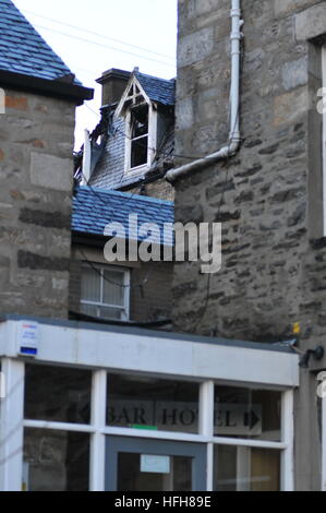 Dunkeld, Perthshire, Scotland, Regno Unito. Il 1 gennaio 2017. Fire equipaggi pulire e ispezionare i danni provocati da un incendio di pescatori Hotel che è iniziato nella prima mattina di News anni giorno. Cameron Cormack Credito: Cameron Cormack/Alamy Live News Foto Stock