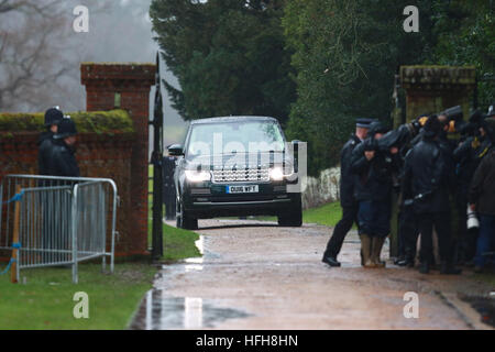 Sandringham, Norfolk, Regno Unito. Il 1 gennaio 2017. La famiglia reale che frequentano la Chiesa al Sandringham . Sandringham, Norfolk, Regno Unito . 01.01.2017 un Land Rover Range Rover che trasportano il Principe Filippo , Duca di Edimburgo aziona attraverso i cancelli dopo il Principe Filippo , Duca di Edimburgo e di altri membri della famiglia reale hanno partecipato alla Basilica di Santa Maria Maddalena in chiesa la domenica mattina il servizio in Sandringham. Sua Maestà la Regina Elisabetta II non è stata in grado di partecipare come lei è ancora soffrono di una pesante freddo, il che significava anche ha perso il giorno di Natale servizio troppo. Credito: Paolo Marriott/Alamy Live News Foto Stock